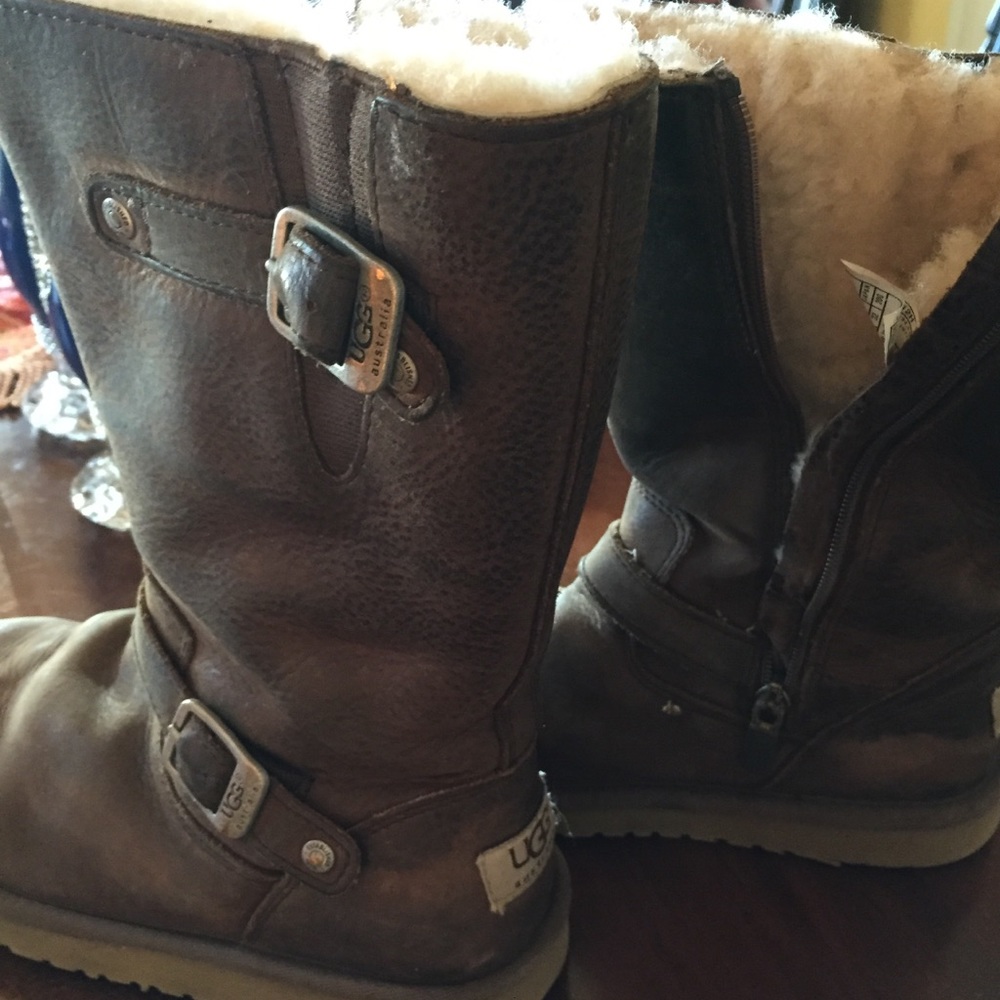 Uggs youth size 2 boots super nice used but good